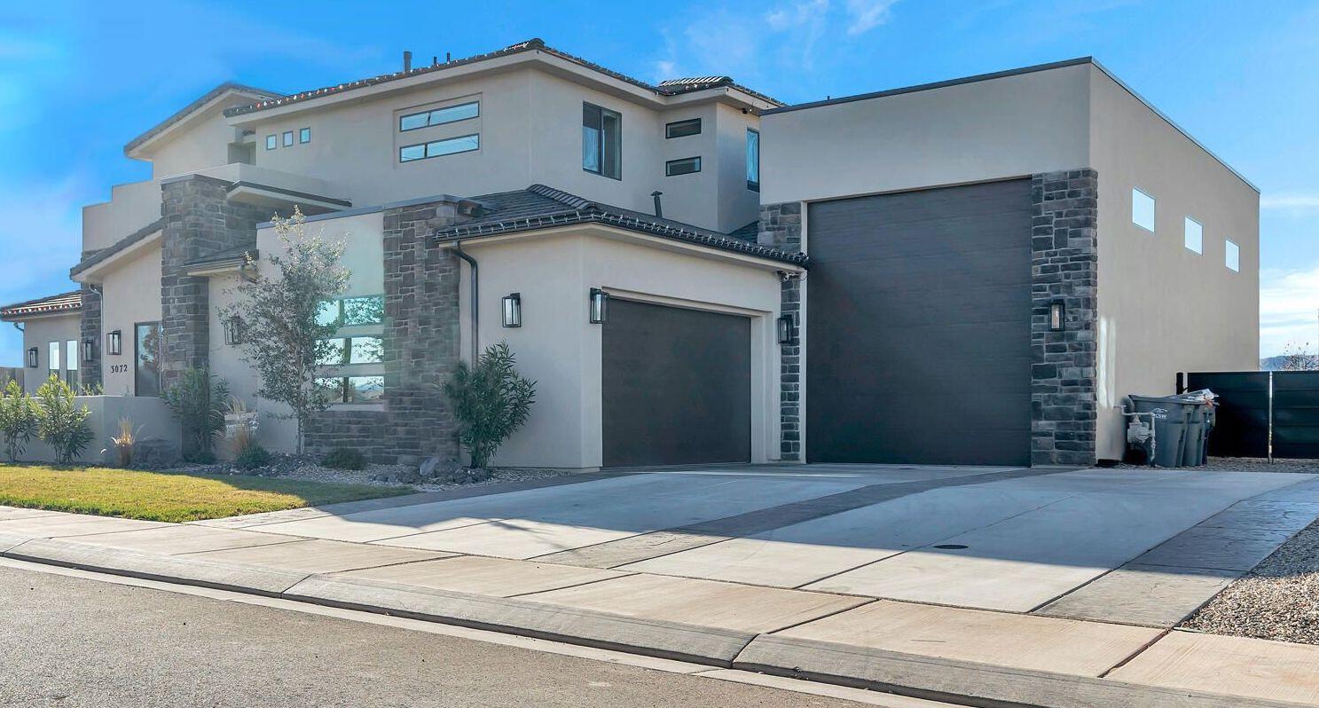 RV garage home in St. George Utah with oversized deep bay
