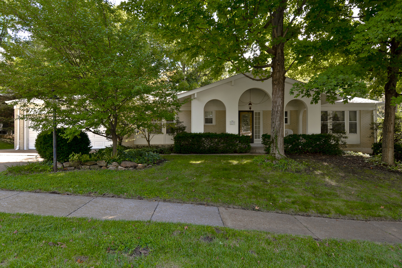 1426 Old Farm Saint Louis, MO 63146 Listed by The Nett Group