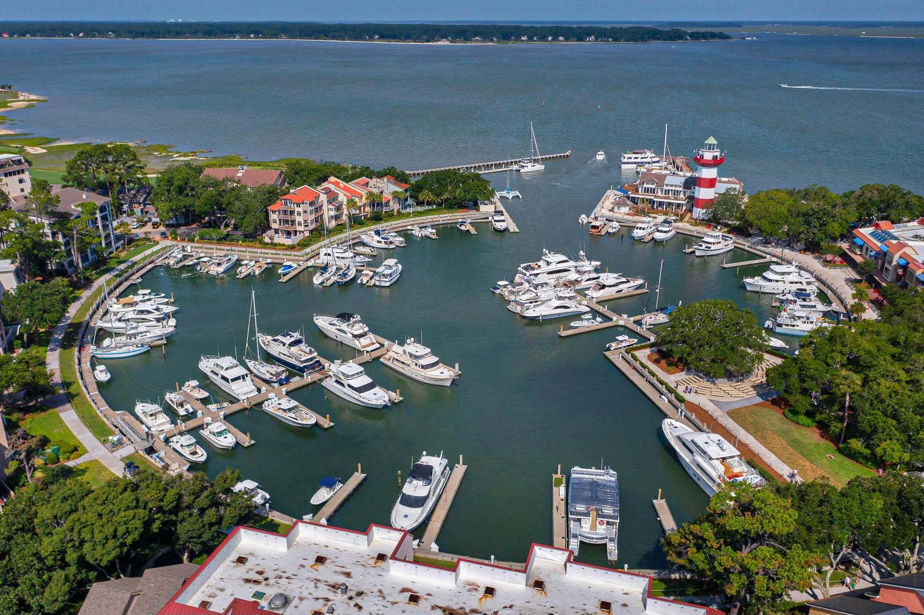 Harbour Town Yacht Basin and lighthouse in Sea Pines