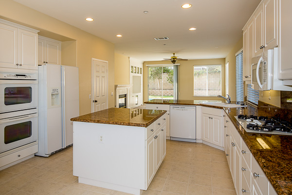 5581 Quinn St-Kitchen