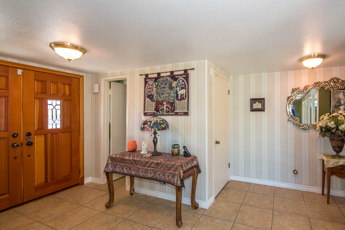 731 Kentwood Dr - Entry