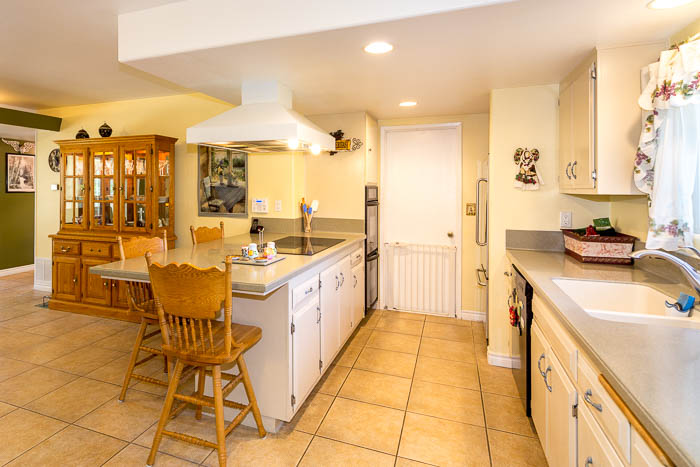 731 Kentwood Dr - Kitchen