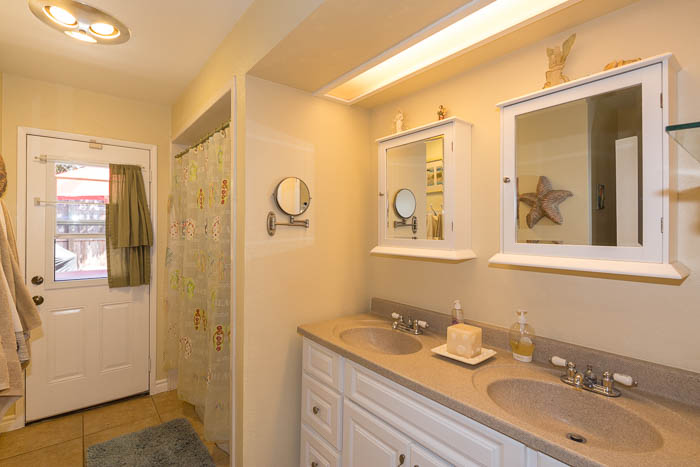 731 Kentwood Dr - Hall Bathroom