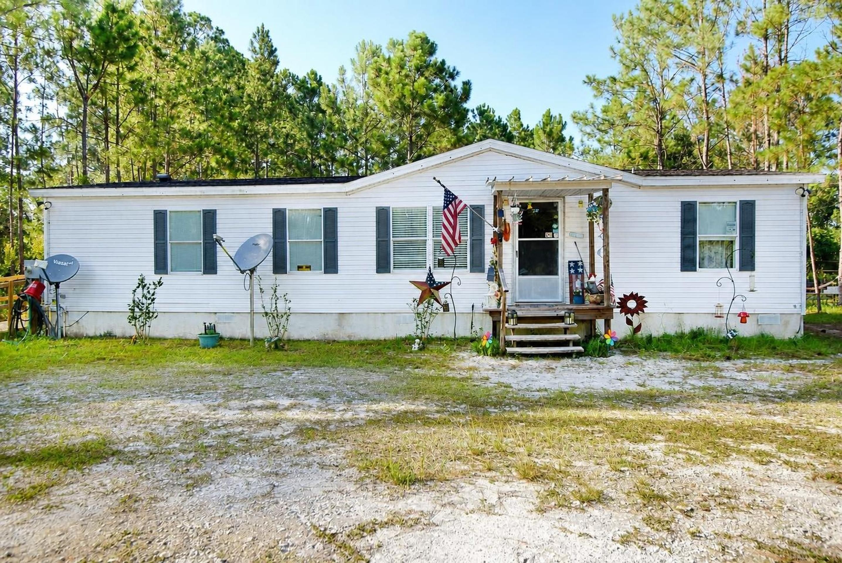 Front exterior of 222 Plumosa Drive