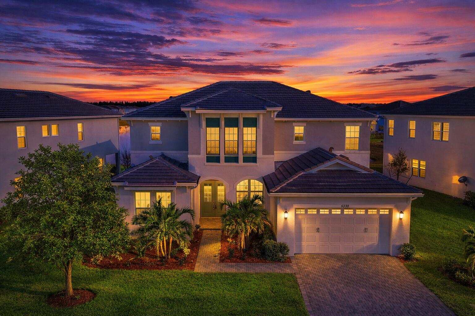 Vista a&eacute;rea del lago en comunidad Westlake Florida al atardecer