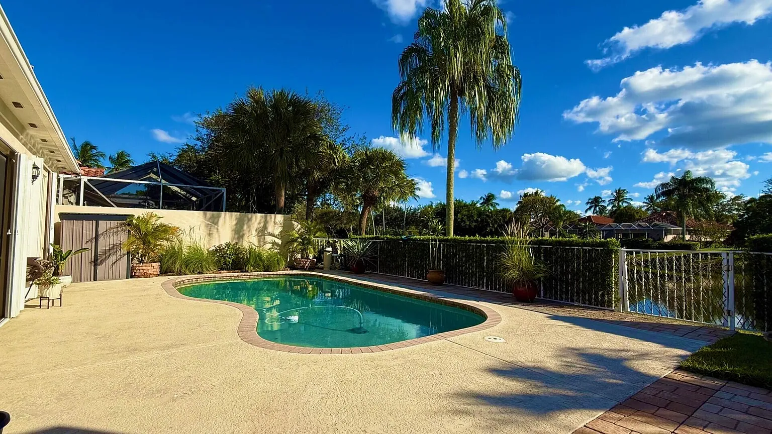 Piscina patio trasero RiverWalk West Palm Beach con vista al lago
