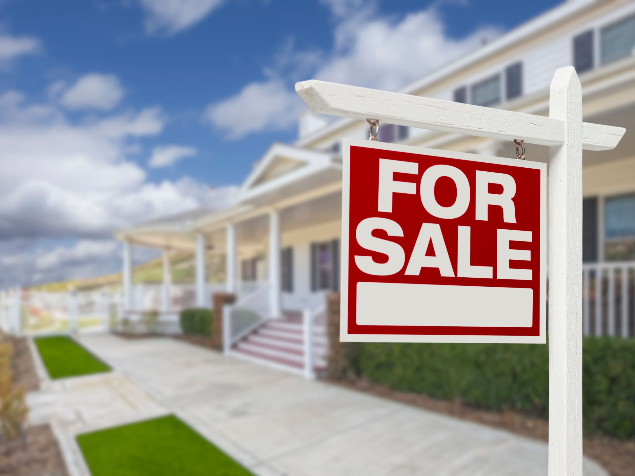 Realtor in Kelowna selling a home